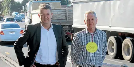  ?? PHOTO: HUGH COLLINS ?? New Lynn MP David Cunliffe and New Windsor School principal Glenn Bermingham.