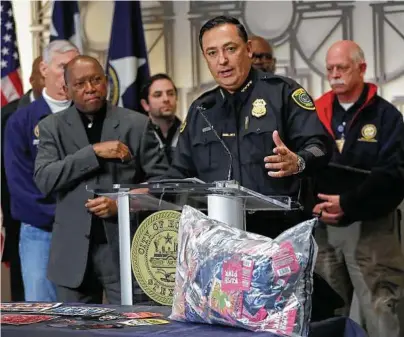  ?? Karen Warren / Houston Chronicle ?? El jefe de la policía de Houston, Art Acevedo (centro), habla durante una conferenci­a de prensa junto al alcalde Turner (izq.) el pasado 9 de diciembre en el Ayuntamien­to de la ciudad.