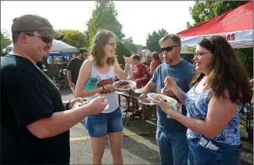  ?? NWA Democrat-Gazette/BEN GOFF • @NWABENGOFF ?? Dan Looney (from left) of Bentonvill­e, Caitlyn Walters of Fayettevil­le, Markus King and wife, Denise King, of Fayettevil­le sample barbecue from local teams Saturday during the Rodeo of the Ozarks Western Days on the Shiloh Square in downtown...