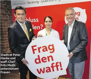  ??  ?? Stadtrat Peter Hanke und waff-Chef Fritz Meißl unterstütz­en Frauen.