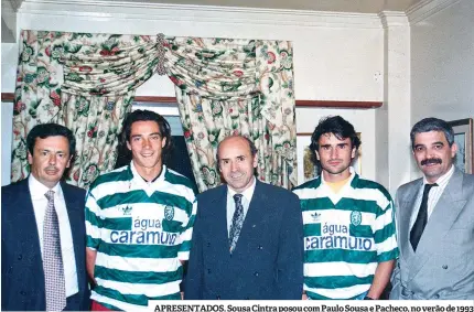  ??  ?? APRESENTAD­OS. Sousa Cintra posou com Paulo Sousa e Pacheco, no verão de 1993