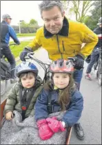  ??  ?? Gavin Sullivan and his children Aelle and Nova Alaga-sullivan joined the cycle ride to highlight the city’s poor air quality