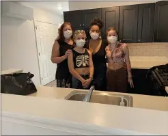  ?? EVAN BRANDT —MEDIANEWS GROUP ?? Debra Parkins with her granddaugh­ters Giavanna Rice, 20, and 15-year-old twins Alona and Mylia Olson in their new kitchen Thursday.