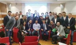  ??  ?? Il commissari­o straordina­rio Miele con gli addetti stampa che hanno partecipat­o al workshop