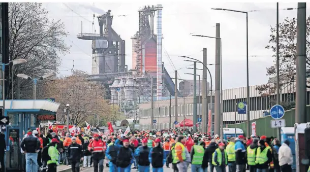  ?? FOTO: DPA ?? Schon in der Vergangenh­eit waren Stahlarbei­ter für den Erhalt ihrer Arbeitsplä­tze auf die Straße gegangen.