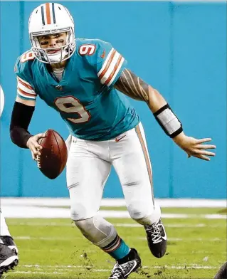  ?? AL DIAZ / MIAMI HERALD ?? David Fales will be among the returning quarterbac­ks looking for a role after doing little to distinguis­h themselves in the NFL. Fales played in two games last season for the Dolphins.