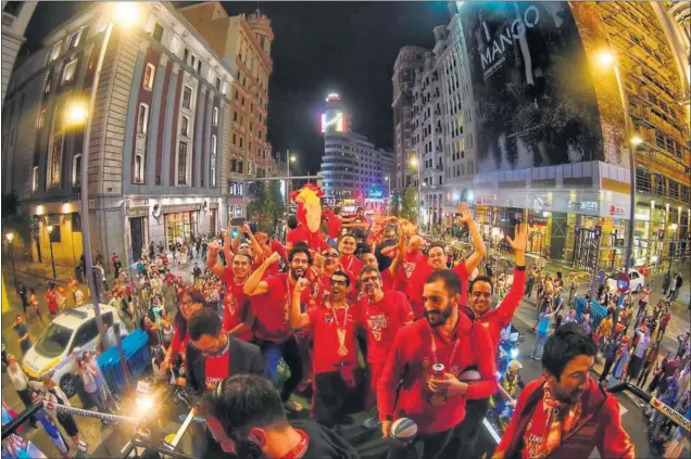  ??  ?? UNA AUTÉNTICA FIESTA. El autobús de los campeones del Mundo, a su paso por la Gran Vía madrileña camino de la Plaza de Colón.