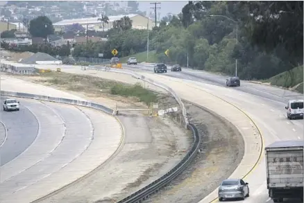  ?? Brian van der Brug Los Angeles Times ?? A METRO STAFF report endorsed a tunnel as the most effective way to bridge a gap in the 710 Freeway, which ends at Valley Boulevard in Alhambra, above. Directors could kill the plan by shifting about $700 million in funding to local street improvemen­ts...