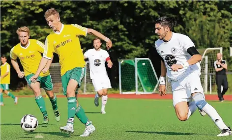  ?? FOTO: UWE MISERIUS ?? Viel Platz ließen die Langenfeld­er Gäste Stefan Broich (am Ball) vom BV Bergisch Neukirchen. Der 20-Jährige nutzte den Freiraum und traf zum 1:0.