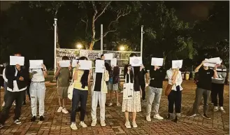  ?? Kanis Leung / Associated Press ?? Students in Hong Kong chanted “oppose dictatorsh­ip” in a protest against China’s anti-virus controls after crowds in mainland cities called for President Xi Jinping to resign in the biggest show of opposition to the ruling Communist Party in decades.