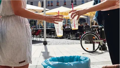  ?? Foto: Peter Fastl ?? Einwegbech­er für den Kaffee zum Mitnehmen sind sehr beliebt. Sie sorgen aber für viel zusätzlich­en Müll. Umweltrefe­rent Reiner Erben führt deshalb Gespräche für ein neues Pfandsyste­m für Kaffeebech­er in Augsburg.