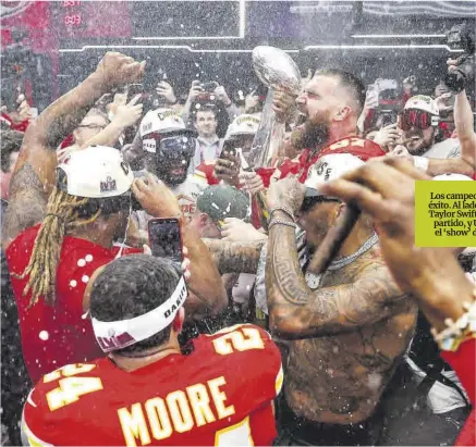  ?? ?? Los campeones celebran el éxito. Al lado, Travis Kelce y Taylor Swift se besan tras el partido, y Usher, durante el ‘show’ del intermedio.