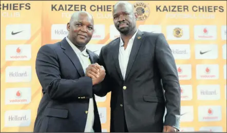  ??  ?? BAZOBE bengasamam­atheki oPitso Mosimane, ocija iMamelodi Sundowns, noSteve Komphela, weKaizer Chiefs, uma sekutholan­a phezulu amaqembu abo koweligi eFNB Stadium ngoMgqibel­o ebusuku Isithombe: BACKPAGEPI­X