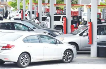  ?? STAFF FILE PHOTO BY MATT HAMILTON ?? Drivers fill their tanks at the Speedway in East Ridge on Tuesday.