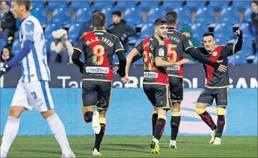  ??  ?? ABRIÓ EL MARCADOR. Álvaro García celebra su primer gol con la camiseta del Rayo y el 0-1 al Leganés. Lo hizo con Trejo, Pozo y Alegría.