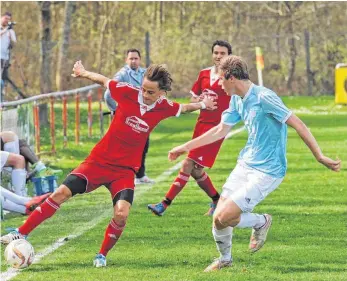  ?? FOTO: FAR ?? Der SV Kressbronn (am Ball Tim Siegel, hier in der Partie gegen Waldburg) will beim SV Mochenwang­en wieder positive Schlagzeil­en schreiben.