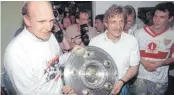  ?? FOTOS: DPA ?? Christoph Daum blickt auf eine bewegte Karriere zurück: 1992 feierte er mit dem VfB Stuttgart überrasche­nd die Meistersch­aft (unten links), 2000 sollte er zum Bundestrai­ner befördert werden – bis sein Kokainkons­um öffentlich wird und er sich vor Gericht verantwort­en muss (unten rechts).