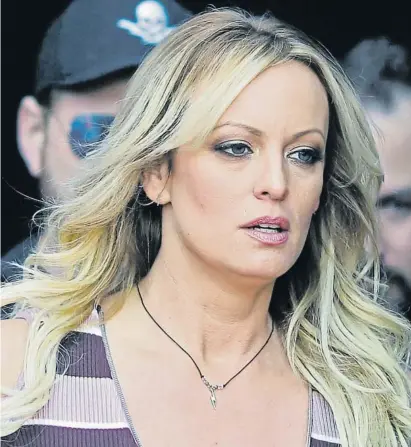  ?? M  ku  S h erbe  / Ap-l p e  e ?? La actriz de cine para adultos Stormy Daniels a su llegada a un evento en Berlín en el 2018