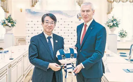  ??  ?? Посол Японии в России Тоёхиса Кодзуки (слева) хорошо знаком со спортом и с министром спорта РФ Олегом Матыциным.