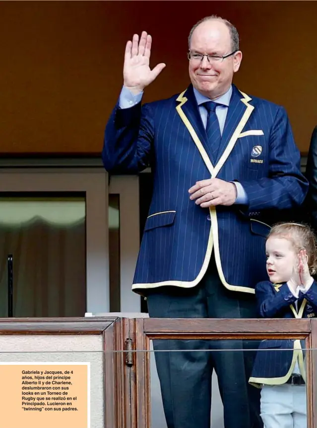  ??  ?? Gabriela y Jacques, de 4 años, hijos del príncipe Alberto II y de Charlene, deslumbrar­on con sus looks en un Torneo de Rugby que se realizó en el Principado. Lucieron en “twinning” con sus padres.