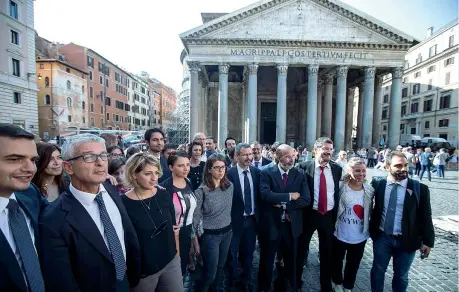  ??  ?? A Roma Molti parlamenta­ri M5S davanti al Pantheon per l’evento sul whisteblow­ing #fuorilavoc­e. In prima fila, tra gli altri Carlo Sibilia, Nicola Morra e Vito Crimi