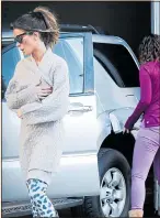  ??  ?? DAMAGE CONTROL: Beckinsale’s assistant inspects the dented car