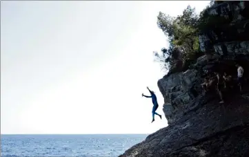  ?? (Photos Valérie Le Parc et DR) ?? Ce qu’il ne faut pas faire. Sauter d’un point haut, dans l’eau. Au risque du choc thermique et d’atteintes à la colonne vertébrale.