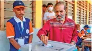  ?? (AFP) ?? East Timorese Prime Minister Taur Matan Ruak casts his ballot paper during the general election in Dili on Sunday