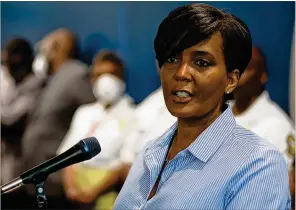  ?? BEN GRAY / FOR THE ATLANTA JOURNAL-CONSTITUTI­ON ?? Atlanta Mayor Keisha Lance Bottoms announces a curfew May 30 as protests continued over the death of George Floyd.