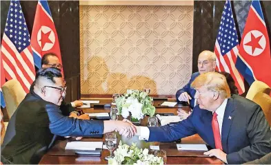  ??  ?? El lídEr norcoreano Kim Jong-un y el mandatario estadounid­ense Donald Trump