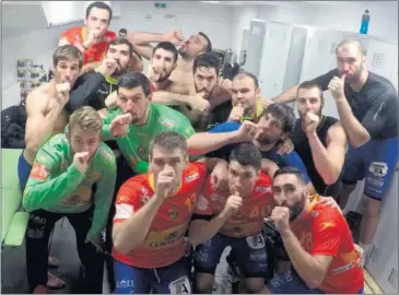  ??  ?? CELEBRACIÓ­N. Los jugadores españoles celebran en el vestuario su primera victoria en el Europeo, con un gesto en homenaje al hijo de Julen Aginagalde, que nació en Irún el pasado lunes.