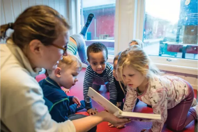  ?? JARLE AASLAND ?? Å lese for barn er bra for utviklinge­n av språk. Her fra Ganddal barnehage i 2017.