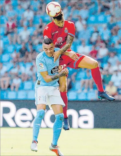  ?? FOTO: EFE ?? Mario Hermoso y Aspas, en pugna El central perico firmó el único tanto del Espanyol, disfrazánd­ose de killer en una acción a balón parado