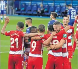  ??  ?? El Granada celebra el primer gol de Mendizorro­za.