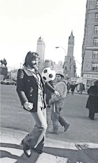  ??  ?? M El norirlandé­s George Best, que terminaría su carrera como futbolista en Estados Unidos, en las calles de Nueva York en 1975.