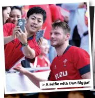  ??  ?? > A selfie with Dan Biggar