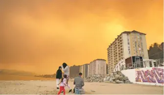  ?? REUTERS ?? En la
zona centro-sur del país se ve un cielo naranja por los incendios