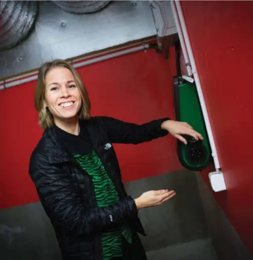  ?? FOTO: LINDA GREN ?? ELBILSVÄNL­IGT. Clara Lidberg med en av laddboxarn­a i garaget på Kungsholme­n.