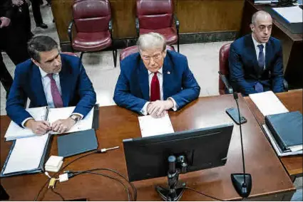  ?? Foto: EFE ?? Donald Trump, en el tribunal penal de Manhattan, con su equipo legal antes del juicio.