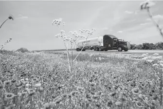  ?? Marie D. De Jesús / Staff photograph­er ?? 9,300 gallons of liquefied natural gas is delivered by an 18-wheeler from George West about 130 miles to the Colombia-Solidarity Internatio­nal Bridge in Laredo.