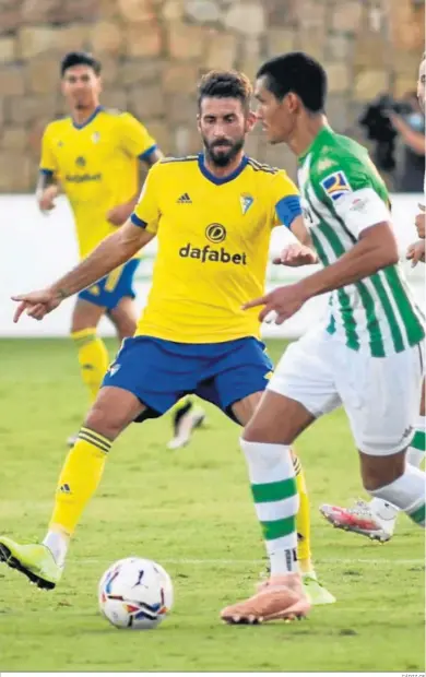  ?? CÁDIZ CF ?? Amistoso del Cádiz contra el Betis el verano pasado en la Costa del Sol.