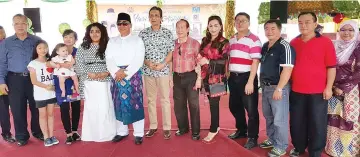  ??  ?? Sairin (fifth left) and his wife with their guests at the open house on Sunday.