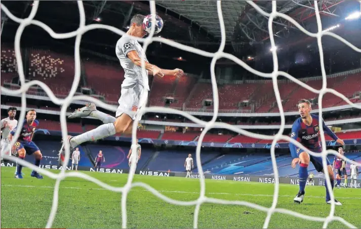  ??  ?? Lewandowsk­i, el gran cañonero europeo, no faltó a su cita con el gol, en la imagen el momento de marcar el sexto para el equipo alemán.