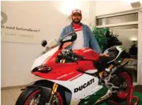  ?? FOTO: TOR MJAALAND ?? En fornøyd eier etter at en Ducati 1299 Panigale R Final Edition er klar til neste sommers kjøreturer.