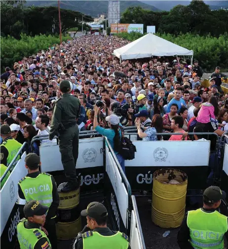  ??  ?? Se desplazan. Las autoridade­s colombiana­s calculan que más de 100,000 venezolano­s cruzaron la frontera en el último año.