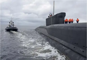  ??  ?? Photo ci-dessus :
En mai 2018, le sous-marin nucléaire lanceur d’engins (SNLE) russe Iouri Dolgorouki lançait avec succès, depuis la mer Blanche, quatre missiles Boulava. Ce sous-marin — surnommé « l’arme du Jugement Dernier » par la revue américaine National Interest — constitue le premier SNLE russe de nouvelle génération. La marine russe a prévu de disposer de huit sous-marins de ce type. (© Sevmash)