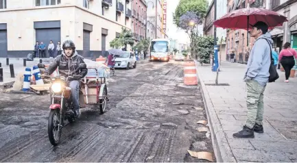  ??  ?? En República de Perú se busca ampliar las banquetas para los peatones, conformar un carril para automóvile­s y una ciclovía; se invertirán 5.9 mdp.