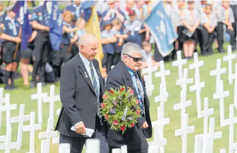  ?? Photos / John Stone ?? Veterans Percy Blundell and Peter Nicholl lay a wreath on behalf of the Vietnam and Malaya veterans.