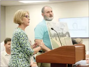  ?? LYNN KUTTER ENTERPRISE-LEADER ?? Barbara O’Brien of 336 Ridgedale Drive addresses Farmington Planning Commission about reasons to vote against a request to rezone property on Double Springs Road. Pat Pattison of 341 Ridgedale is holding a photo that shows houses from Northridge Subdivisio­n, a single family residentia­l subdivisio­n located next to the property on Double Springs Road.