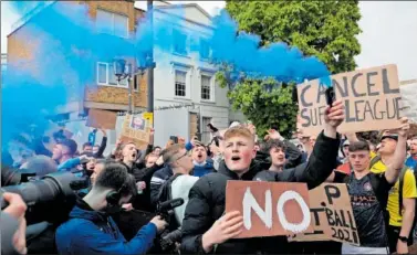  ?? ?? Manifestac­ión de aficionado­s ingleses en contra de la Superliga.